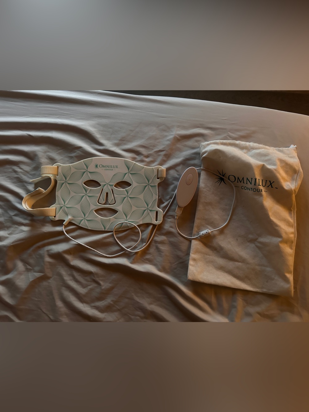 OmniLux Contour LED Facial Mask in Mint Green